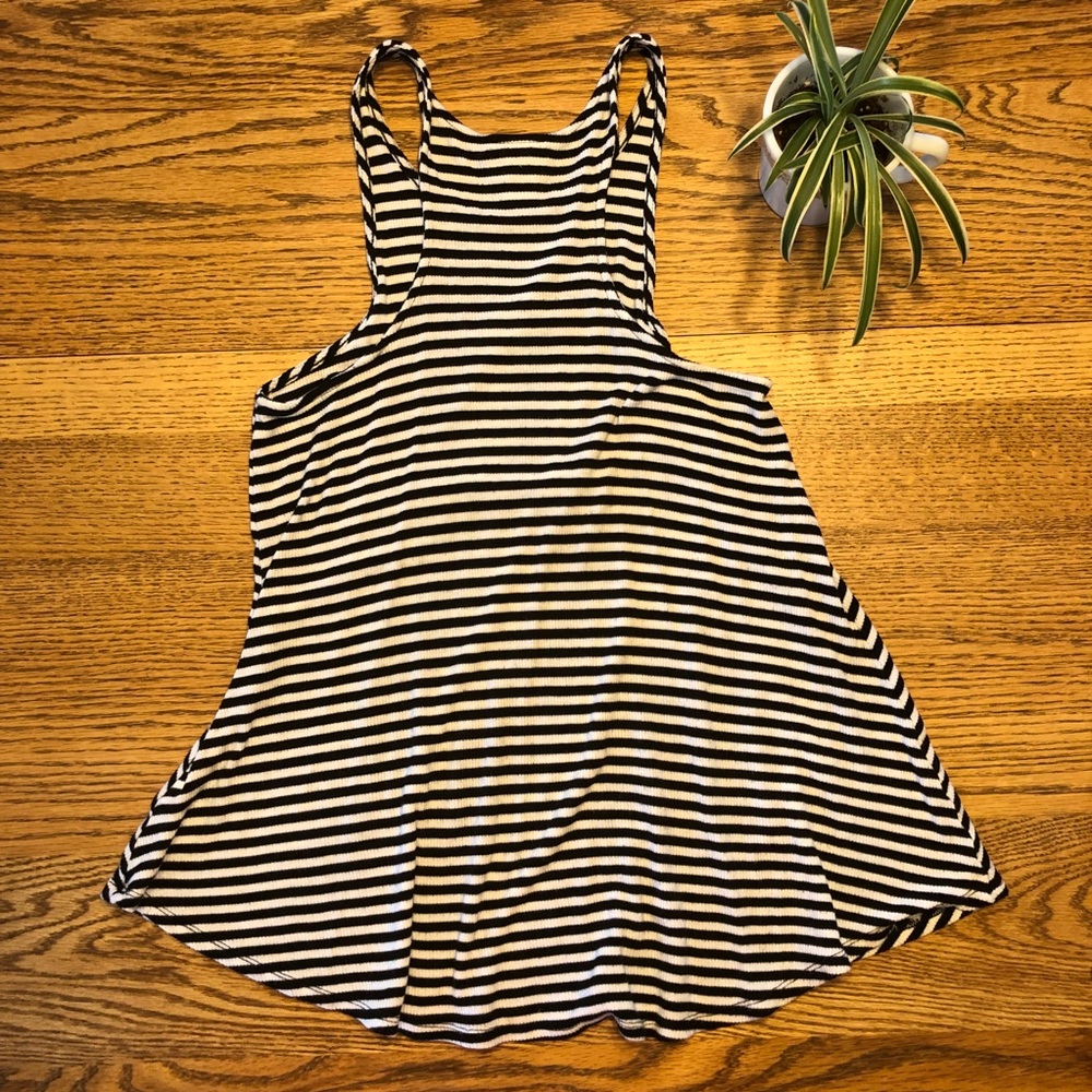 Striped swing tank